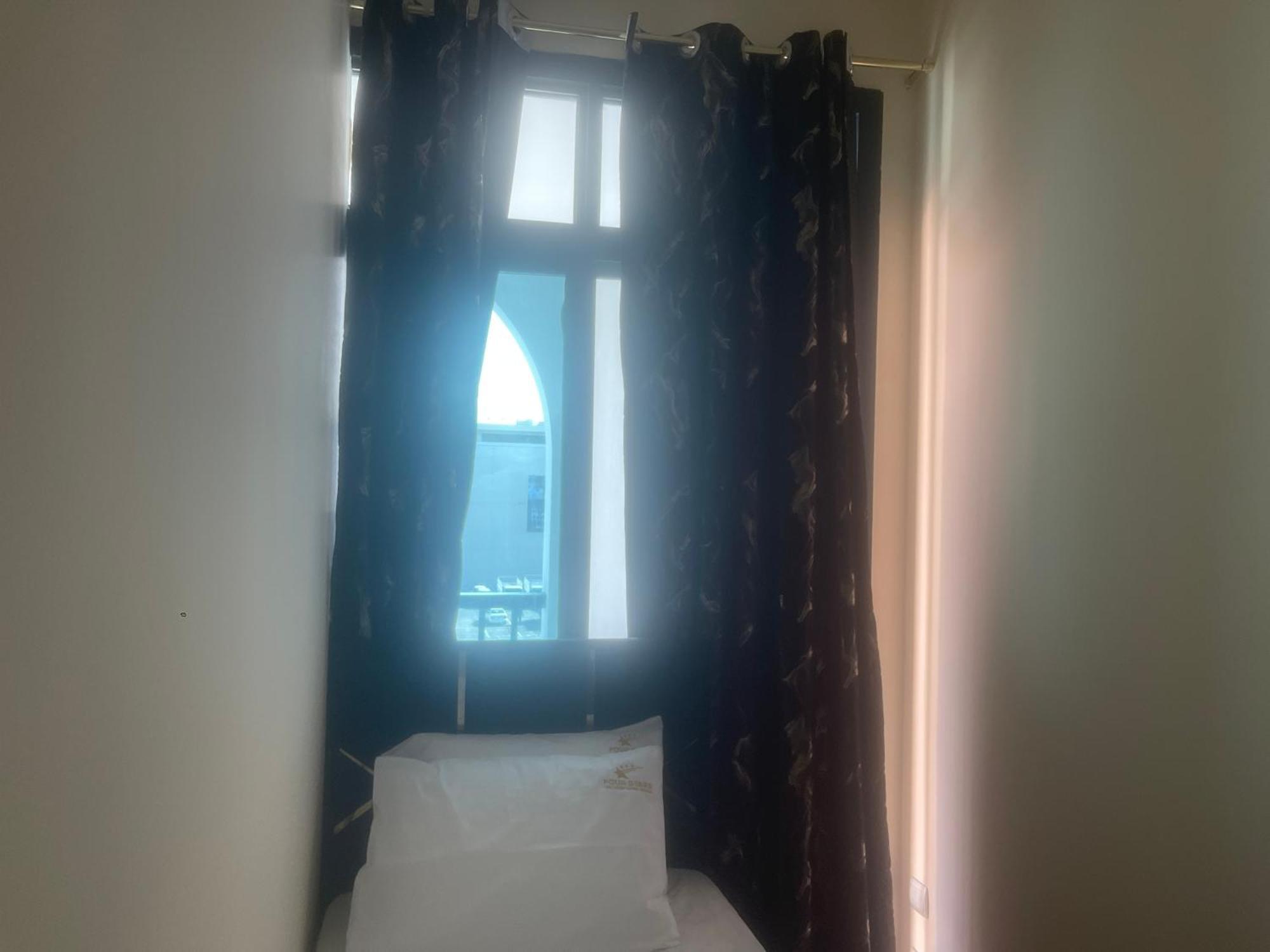 Four Stars Hostel Dubai Exteriör bild