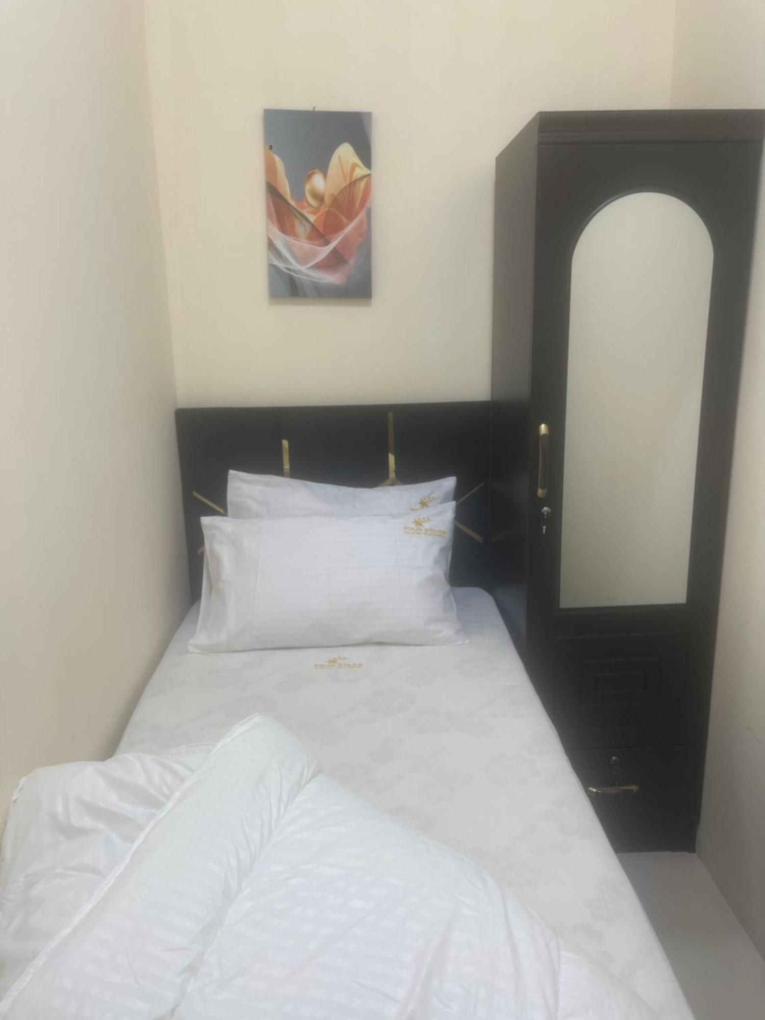Four Stars Hostel Dubai Exteriör bild