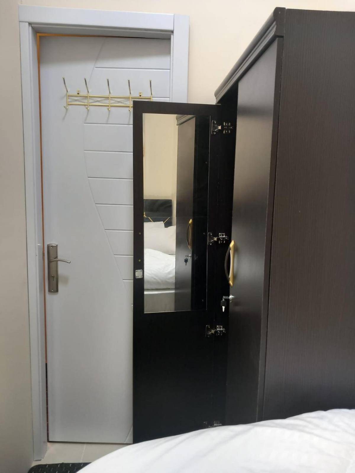 Four Stars Hostel Dubai Exteriör bild