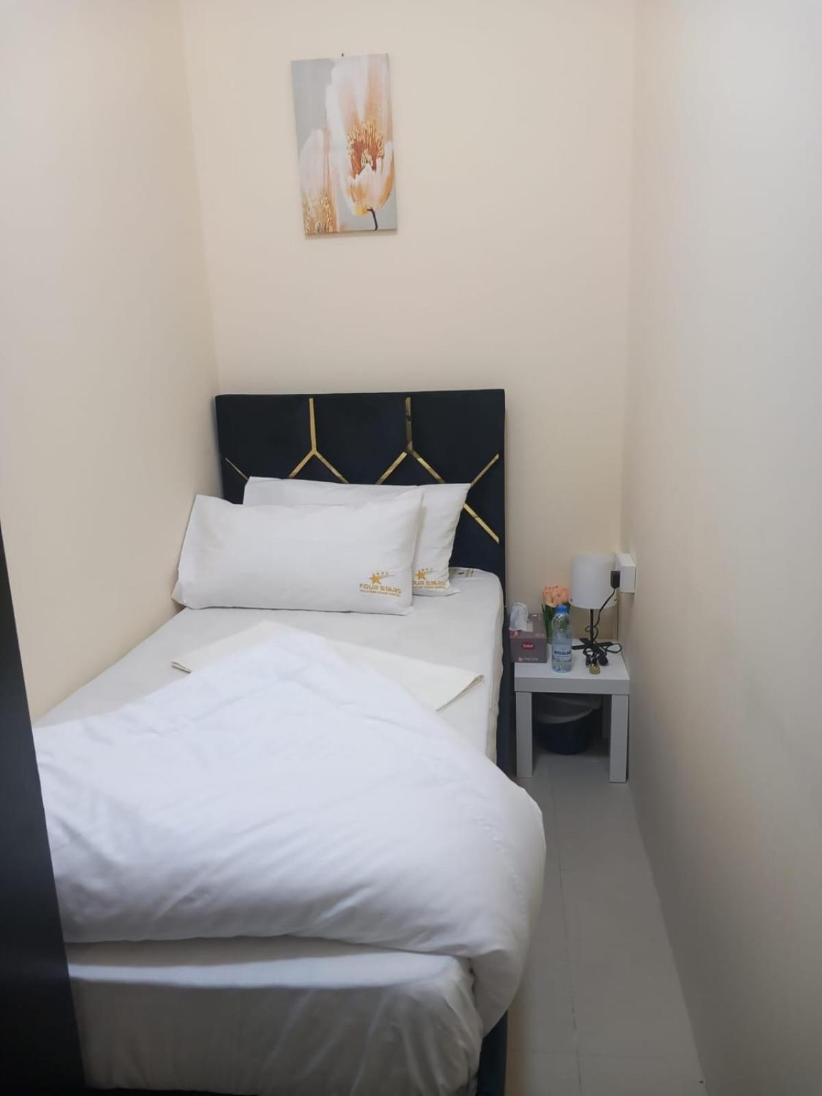 Four Stars Hostel Dubai Exteriör bild
