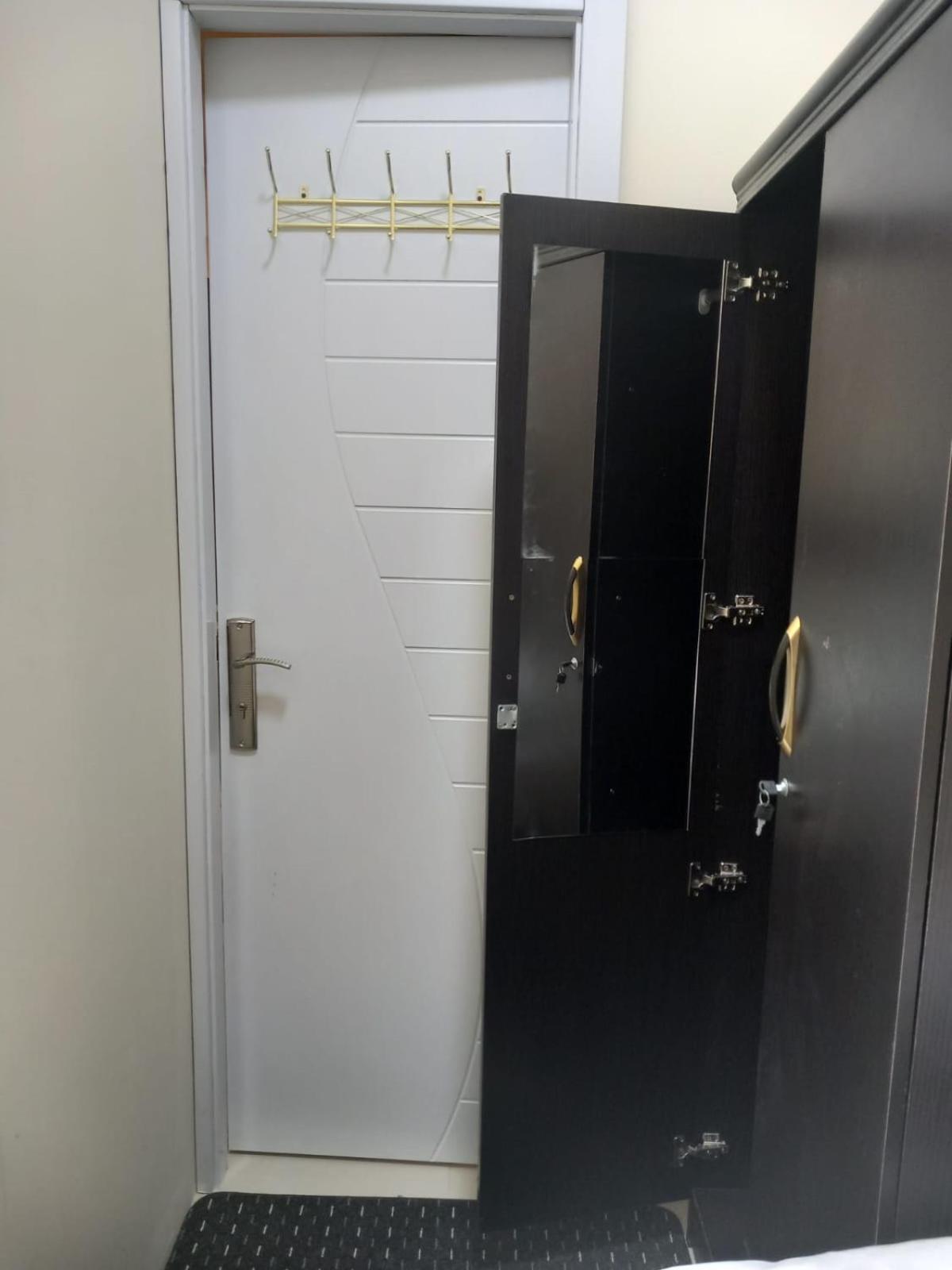 Four Stars Hostel Dubai Exteriör bild