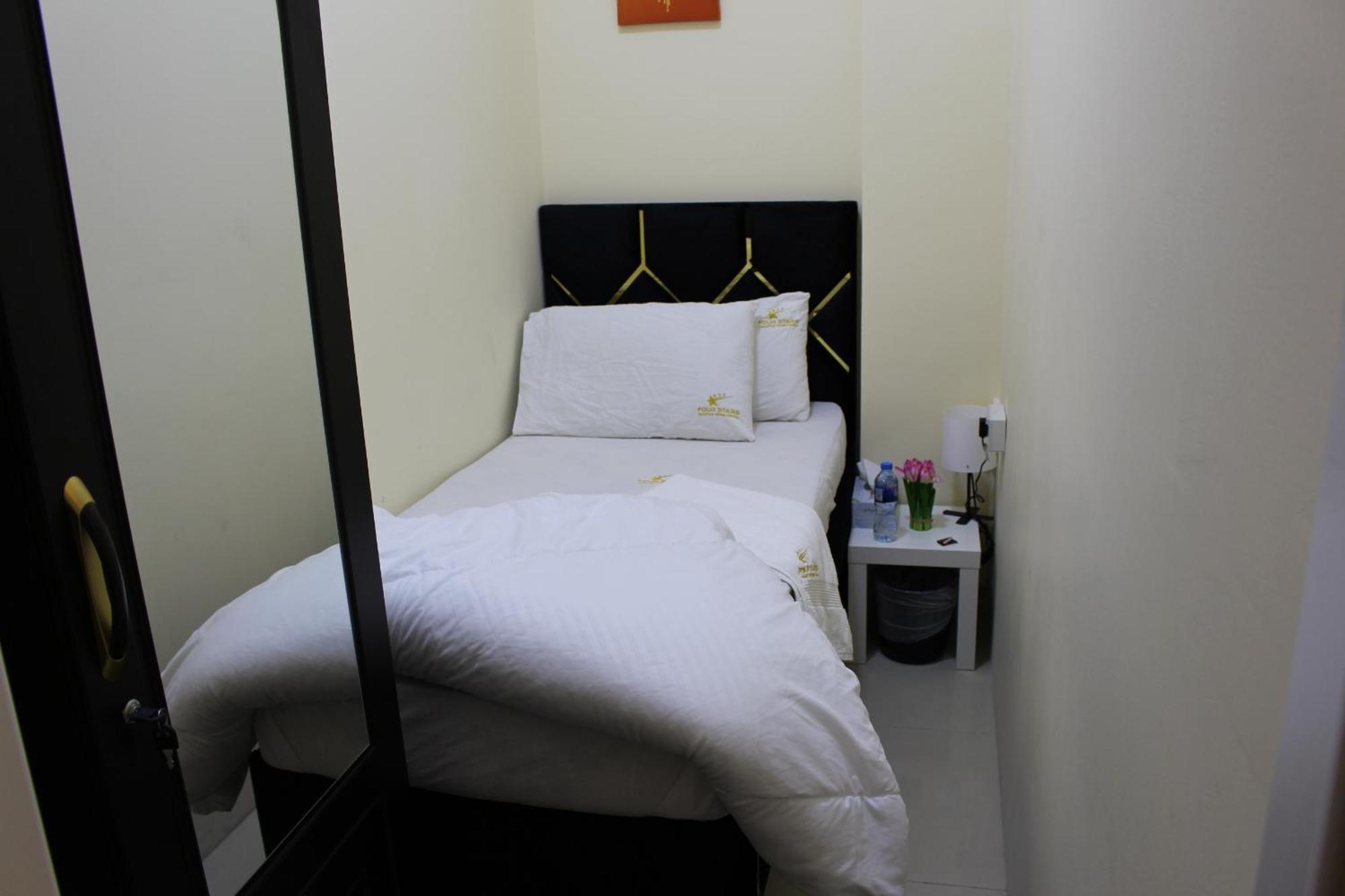 Four Stars Hostel Dubai Exteriör bild