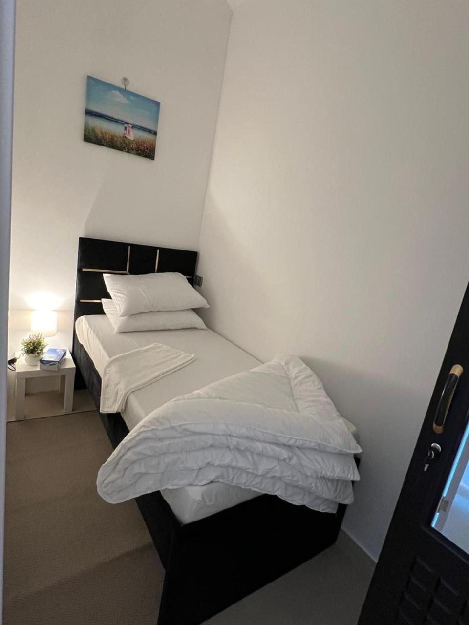 Four Stars Hostel Dubai Exteriör bild